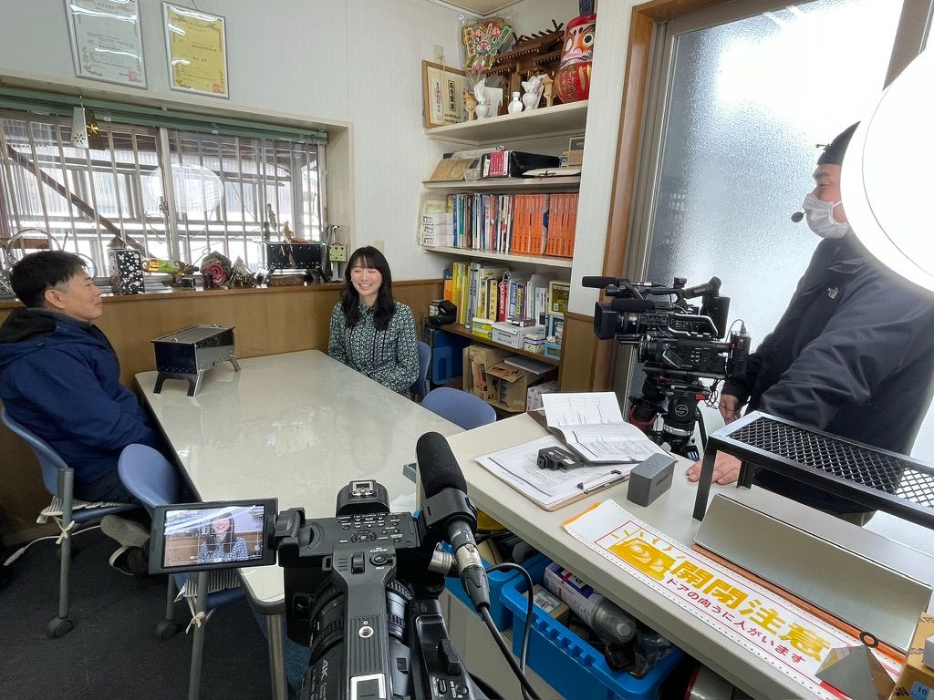 事務所でのインタビュー収録風景