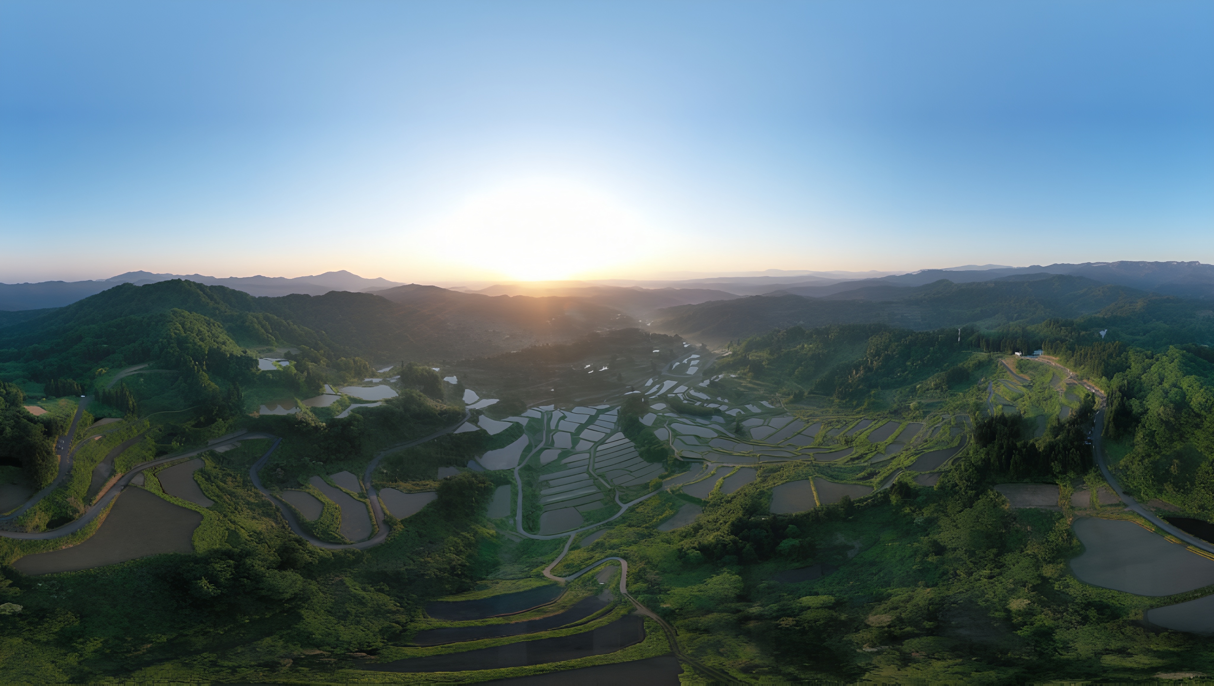 新潟県十日町市の棚田と朝日 — 地方の豊かな自然を象徴する風景
